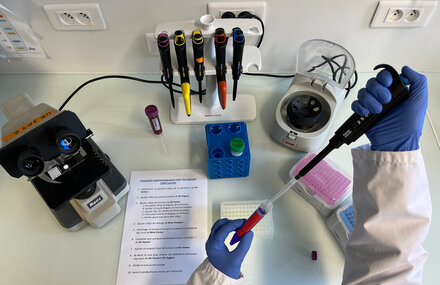 Photo 13 | Allan Pagano, étudiante du Master 2 EOPS cherchant à créer l’enseignant parfait au laboratoire...